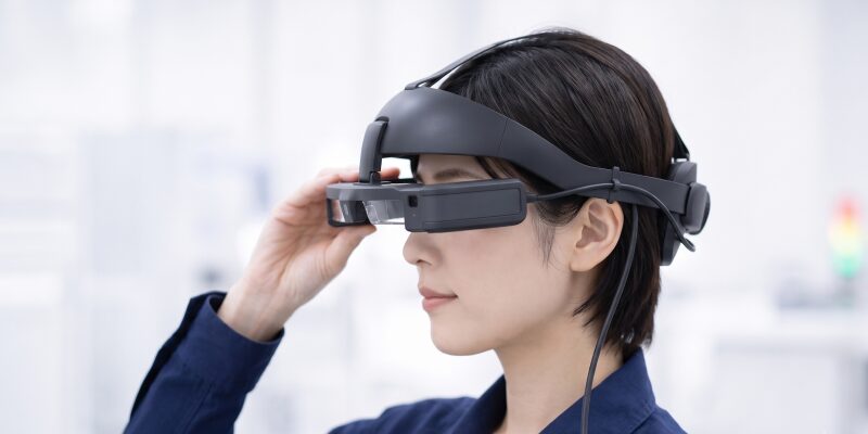 両眼スマートグラスを装着した作業者